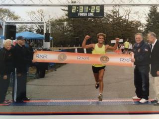 Will crossing the finish line, with NY Sen. Chuck Schumer and Nassau County Executive Ed Mangano looking on